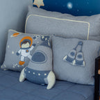Almofada Decorativa Astronauta em Tricot Cinza