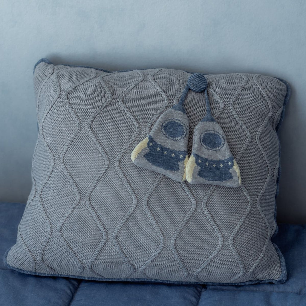 Almofada Decorativa com Pingente de Foguete em Tricot Cinza