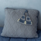 Almofada Decorativa com Pingente de Foguete em Tricot Cinza