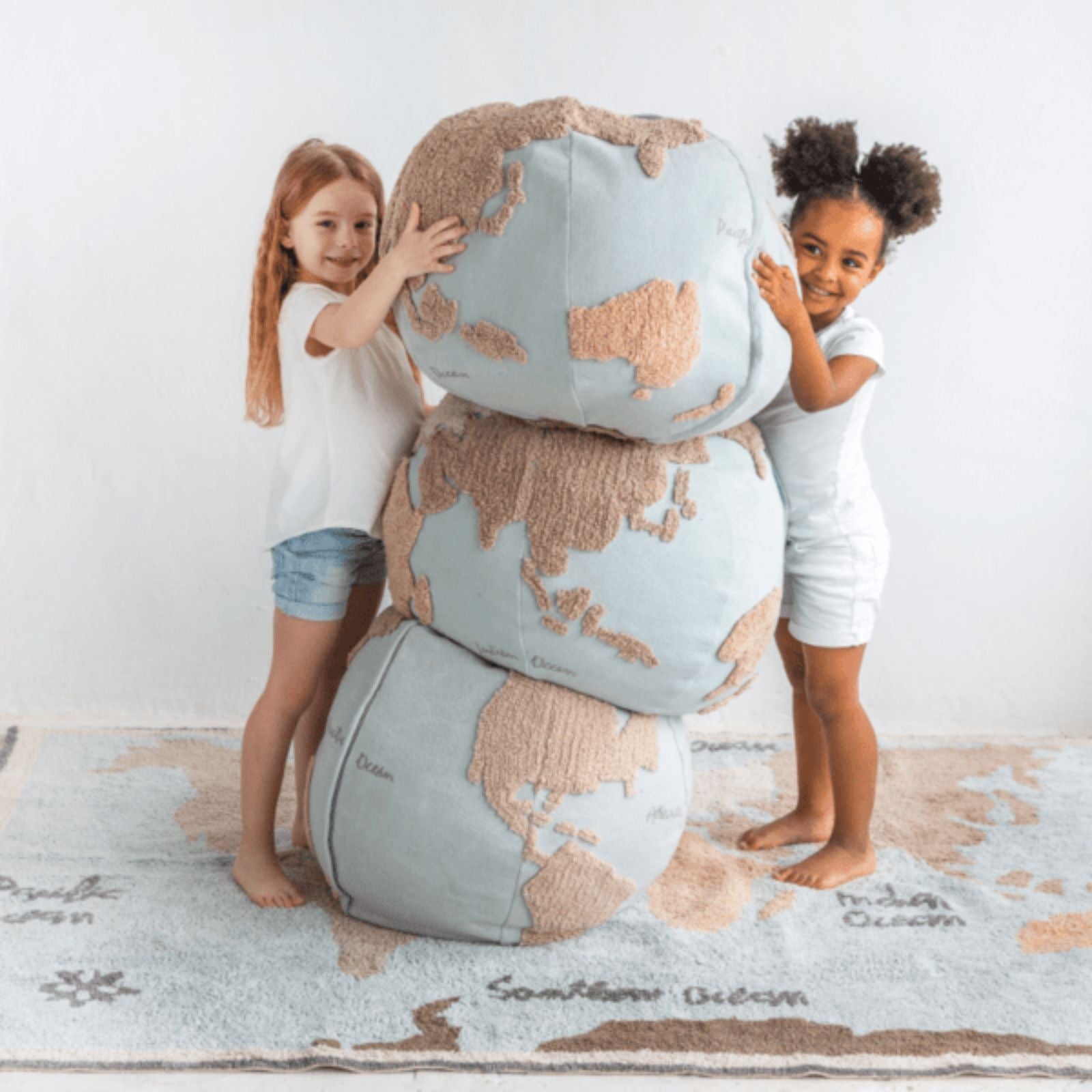 Puff Mapa Mundi 45x50x50cm - Lorena Canals