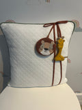 Almofada Decorativa com Pingente Carinha de Leão e Girafa 30x30 cm