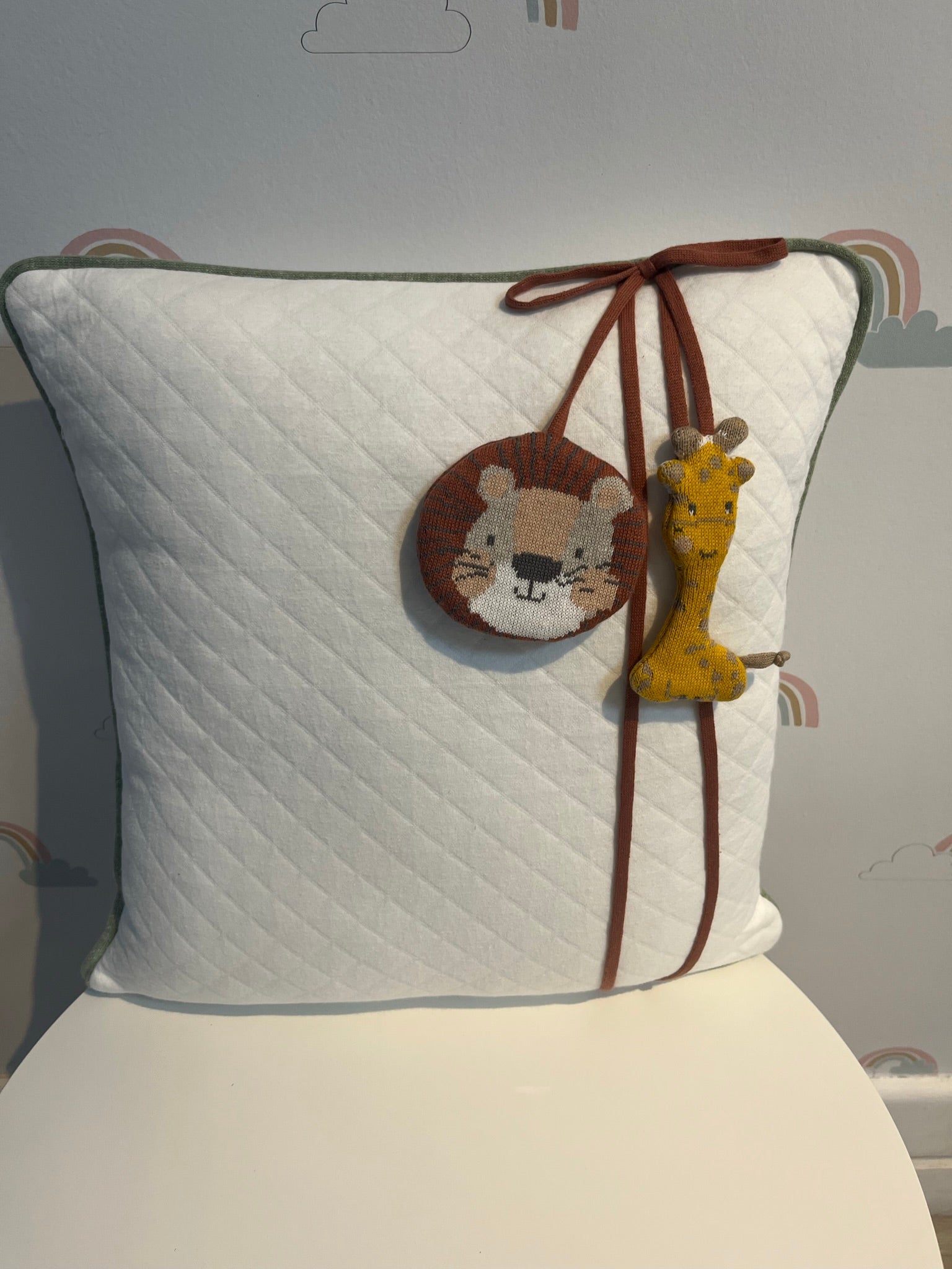 Almofada Decorativa com Pingente Carinha de Leão e Girafa 30x30 cm