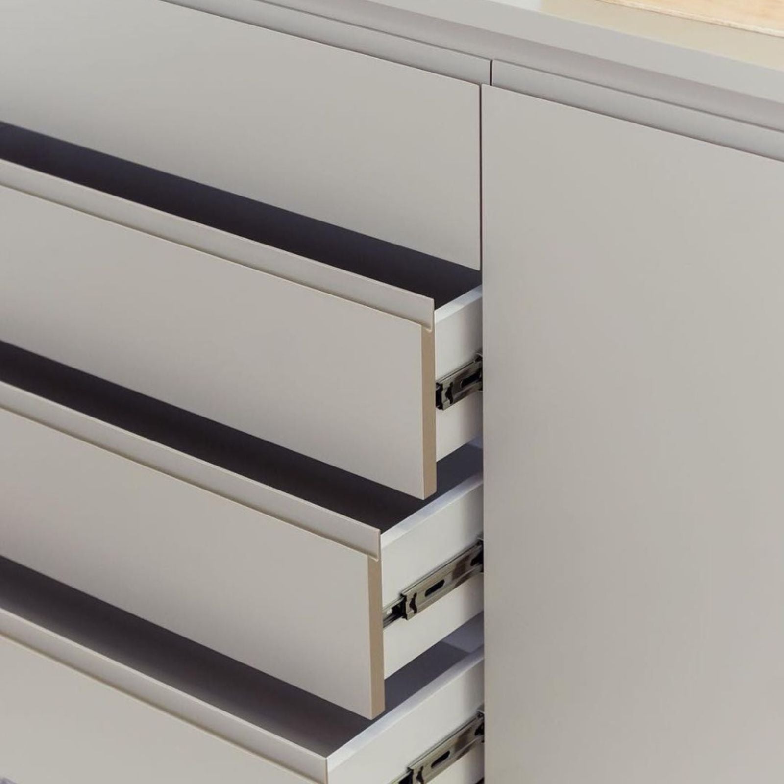 Cômoda Badá Branco BAD-171 com 4 Gavetas e 1 Porta Pés Fixos Tampo Madeira - Kartoon