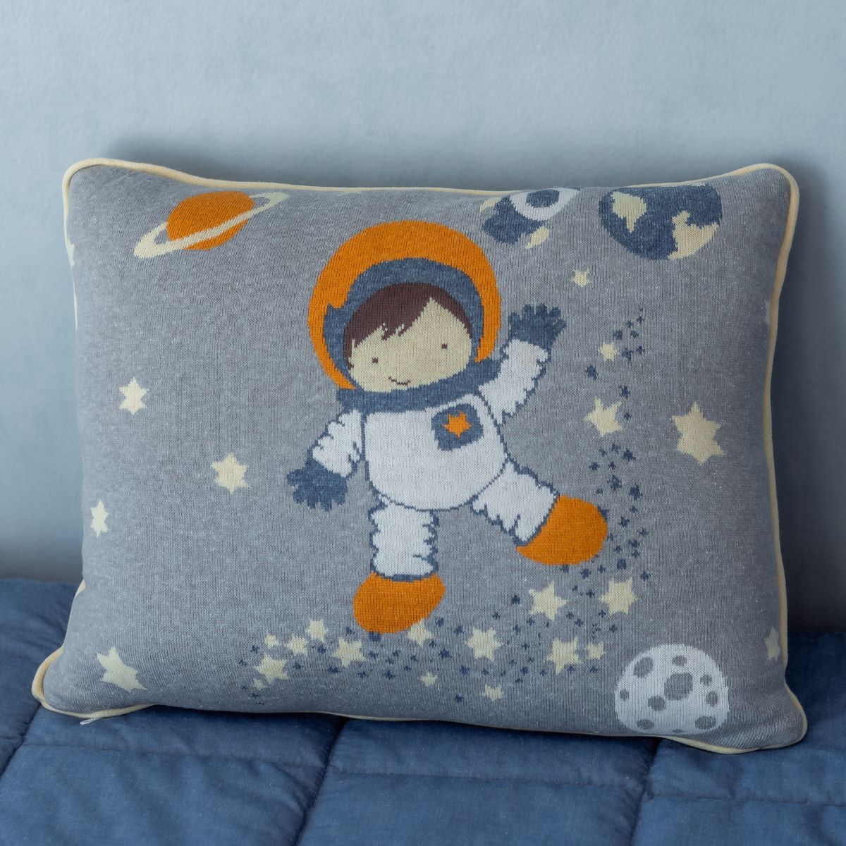 Almofada Decorativa Astronauta em Tricot Cinza