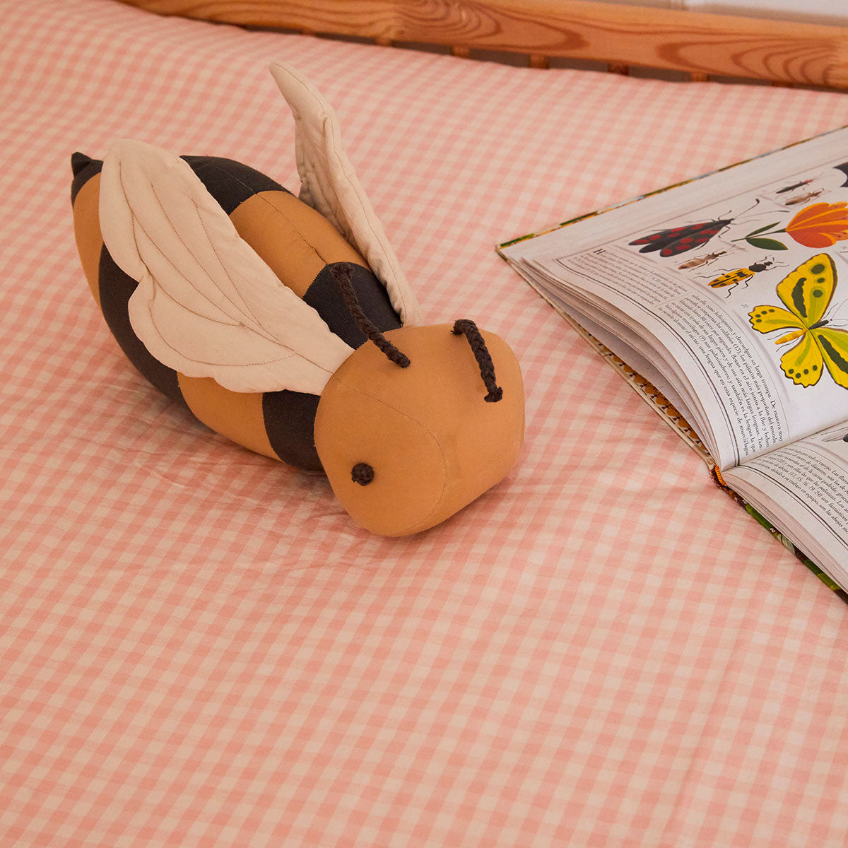 Almofada Buzzy Bee 14x36cm - Lorena Canals **